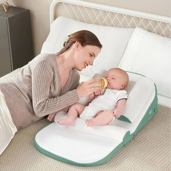 Maman donnant le biberon à bébé installé sur l'oreiller anti-reflux - Bébé Lova