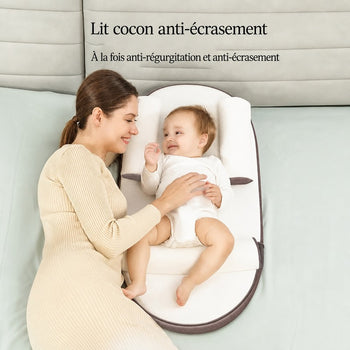 Bébé allongé dans un lit cocon anti-régurgitation et anti-écrasement - Bébé Lova
