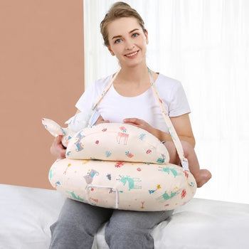 Maman utilisant un oreiller d’allaitement ergonomique avec sangle ajustable pour allaiter bébé confortablement - Bébé Lova