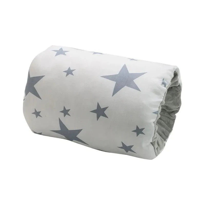 Oreiller bras ArmCradle packshot motif étoiles bleu gris coton - Bébé Lova