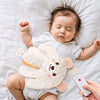 Bébé endormi apaisé par l'oreiller main tapotante PalmRest ourson beige avec sa télécommande - Bébé Lova