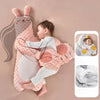 Bébé endormi avec peluche tapotante rose et bras réconfortant autour du corps - Bébé Lova