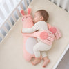 Bébé dormant paisiblement avec peluche tapotante rose apaisante dans un lit - Bébé Lova