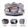 Infographie de l'intérieur du sac à poussette ouvert montrant le porte-biberon isotherme, le rangement lingettes et la bandoulière - Bébé Lova