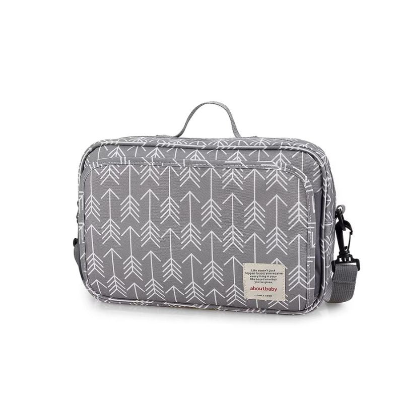 Sac organisateur de poussette universel gris à motif flèches blanches avec bandoulière - Bébé Lova
