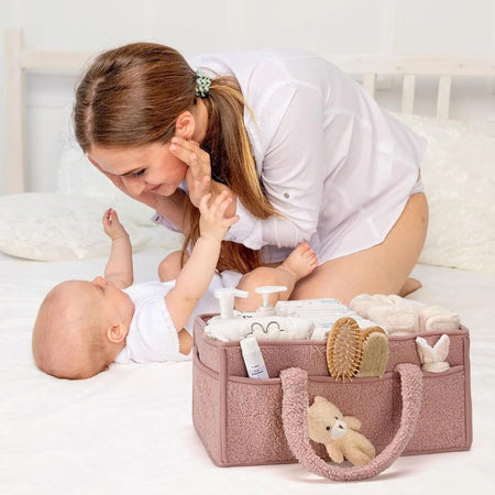 Organiseur de couches en peluche utilisé lors d’un moment complice entre maman et bébé - Bébé Lova