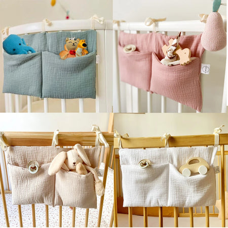 Quatre coloris de l'organiseur de lit suspendu présentés sur des berceaux : vert, rose, beige et blanc - Bébé Lova