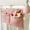Organiseur de lit rose suspendu à un berceau avec jouets et poire en tricot - Bébé Lova