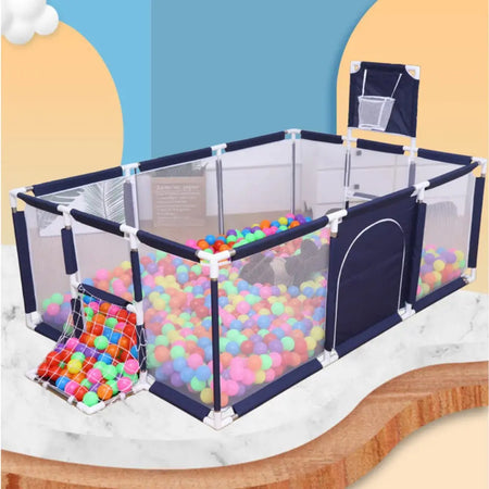 Vue en angle du parc bébé intérieur avec filet de basket et espace de jeu spacieux - Bébé Lova