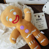 Peluche géante pain d’épices moelleuse sur un lit avec coussin crème - Bébé Lova