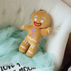 Peluche bonhomme biscuit installée sur un fauteuil blanc avec voile pastel - Bébé Lova