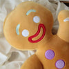 Gros plan sur le visage souriant de la peluche bonhomme pain d’épices - Bébé Lova