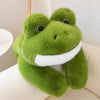Peluche grenouille verte ultra douce avec grands bras lestés posée sur un fauteuil - Bébé Lova