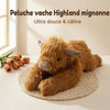 Peluche vache Highland mignonne ultra douce installée sur un tapis tressé - Bébé Lova
