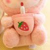 Zoom sur le gobelet fraise d’une peluche cochon kawaii bubble tea rose - Bébé Lova
