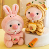 Peluches cochons kawaii bubble tea en costumes lapin rose et tigre orange sur une table - Bébé Lova
