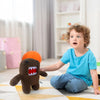 Jeune enfant émerveillé devant une peluche monstre kawaii marron Funny Domo - Bébé Lova
