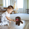 Petit garçon assis au sol avec une peluche monstre kawaii Funny Domo marron - Bébé Lova