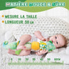 Bébé jouant avec la peluche caméléon musicale utilisée comme repère de croissance - Bébé Lova
