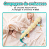 Peluche crocodile MusicGator utilisée comme repère de croissance aux côtés d’un bébé endormi - Bébé Lova
