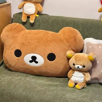 Grand coussin ours posé sur un canapé avec une petite peluche assortie - Bébé Lova