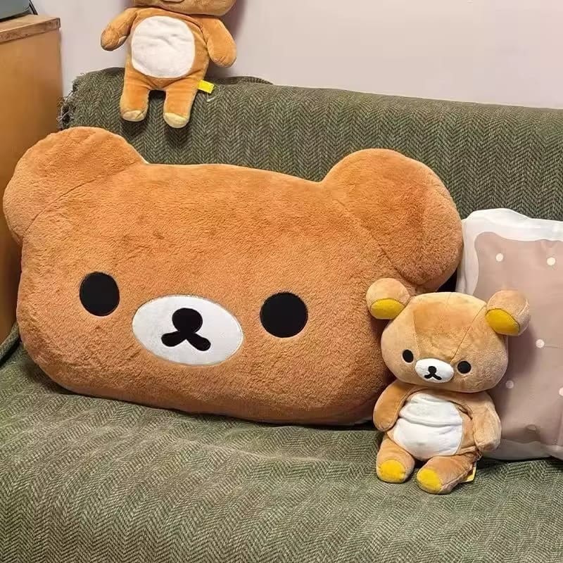 Grand coussin ours accompagné d'une petite peluche assortie sur canapé - Bébé Lova