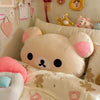 Coussin peluche ours crème installé sur un lit d'enfant chaleureux - Bébé Lova
