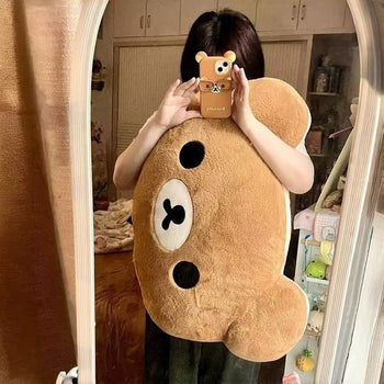 Coussin peluche ours géant tenu devant un miroir dans une chambre cosy - Bébé Lova