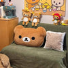 Coussin ours décoratif sur canapé avec plusieurs peluches assorties - Bébé Lova