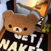 Coussin tête d'ours géant posé au sol devant un miroir - Bébé Lova