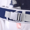 Gros plan sur la ceinture ventrale et la boucle de sécurité du porte-bébé bleu marine - Bébé Lova