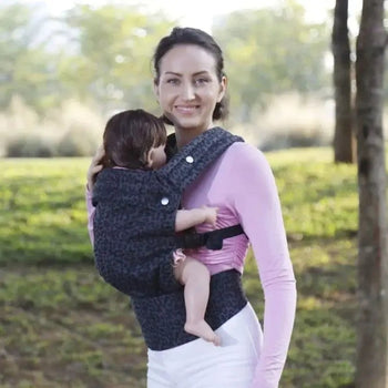Porte-bébé ergonomique ErgoLova avec bébé en position face maman en extérieur - Bébé Lova