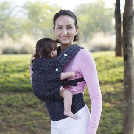 Porte-bébé ergonomique ErgoLova avec bébé en position face maman en extérieur - Bébé Lova