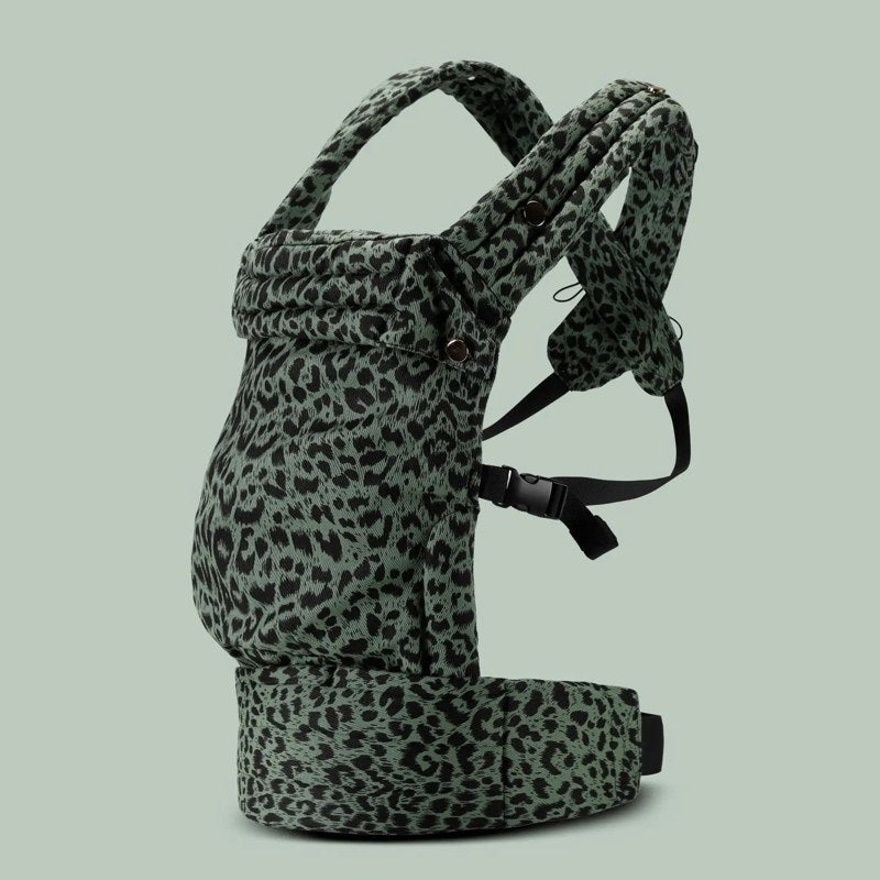 Porte-bébé ergonomique ErgoLova motif léopard vert vue de profil - Bébé Lova