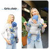 Porte-bébé ergonomique gris clair porté par une maman en position ergonomique - Bébé Lova