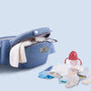 Gros plan sur la poche de rangement du porte-bébé ergonomique hipseat avec accessoires bébé - Bébé Lova