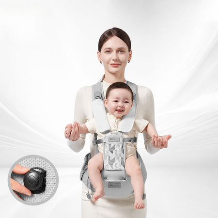 Maman portant bébé dans le porte-bébé Kangourou KangaBaby gris, avec le bouton anti-gravité de réglage - Bébé Lova