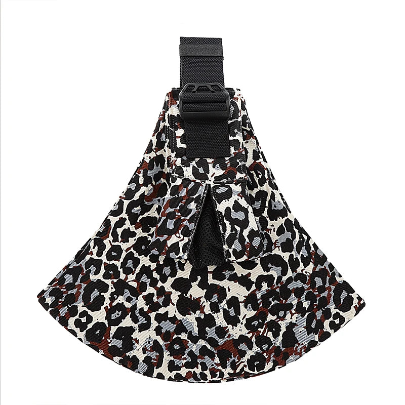 Porte-bébé à bandoulière motif léopard blanc et brun présenté à plat sur fond blanc - Bébé Lova