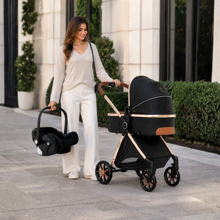 Maman transportant le cosy à côté de la poussette 3 en 1 lors d'une promenade - Bébé Lova