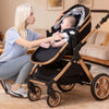 Interaction entre une maman et son bébé dans une poussette confortable - Bébé Lova
