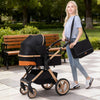Femme promenant une poussette 3 en 1 élégante dans un parc - Bébé Lova