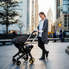 Femme poussette QuadPram mode cosy noir rue urbaine moderne - Bébé Lova