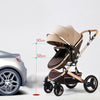 Poussette bébé haute vue positionnée à hauteur confortable près d’une voiture - Bébé Lova