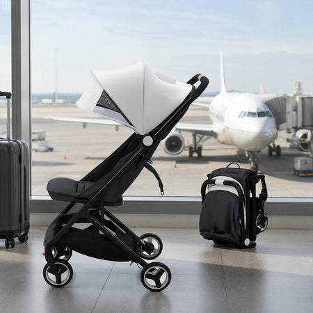 Poussette de voyage AirFold dépliée dans un aéroport face à un avion, avec sa version pliée transformée en sac à dos - Bébé Lova