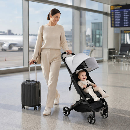 Maman traversant un aéroport avec sa valise et son bébé installé dans la poussette de voyage AirFold - Bébé Lova