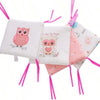 Détail des coussins protège-barreaux bébé avec hiboux roses et attaches satinées - Bébé Lova