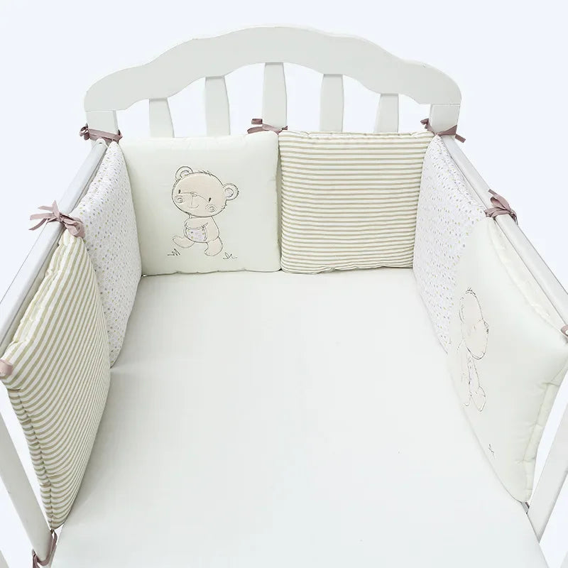 Protège-barreaux bébé beige avec motifs oursons et rayures dans un lit blanc - Bébé Lova