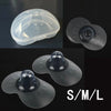 Protège-mamelons en silicone disponibles en tailles S, M et L avec leur boîte de rangement sur fond noir - Bébé Lova
