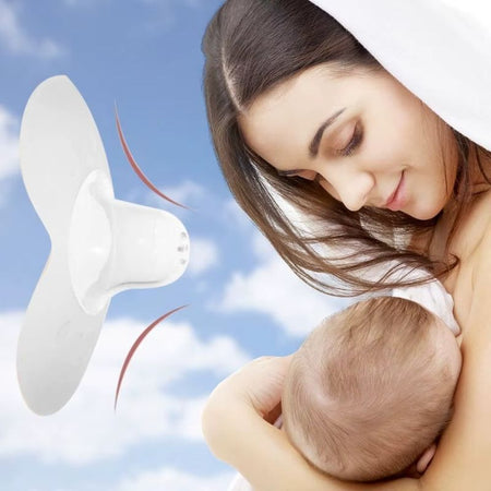 Maman allaitant son bébé avec un protège-mamelon en silicone sur fond de ciel bleu - Bébé Lova