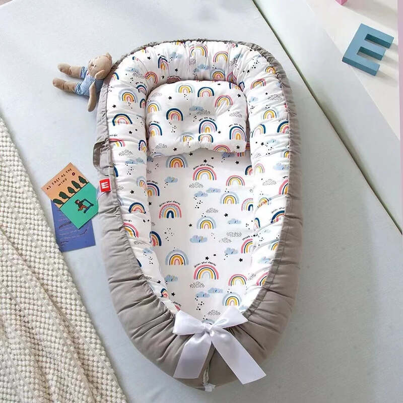 Nid cododo bébé portable avec imprimé arc-en-ciel et contour gris - Bébé Lova